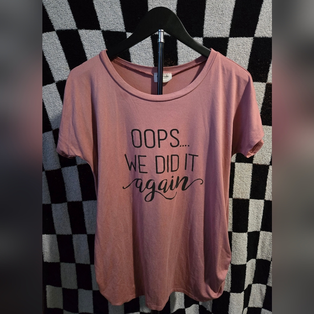 Oops we did it again Free Kisses maternity shirt size medium